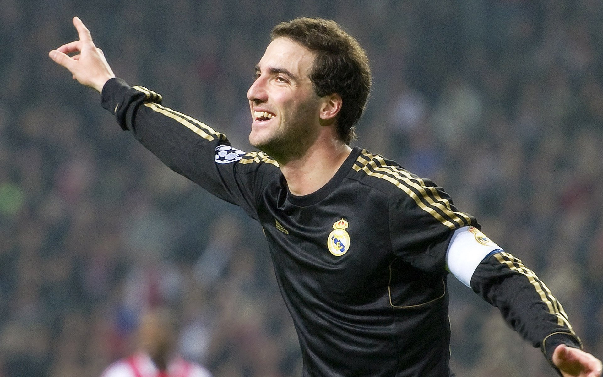 欧冠半决赛激战正酣 豪门对决引爆全球球迷热情