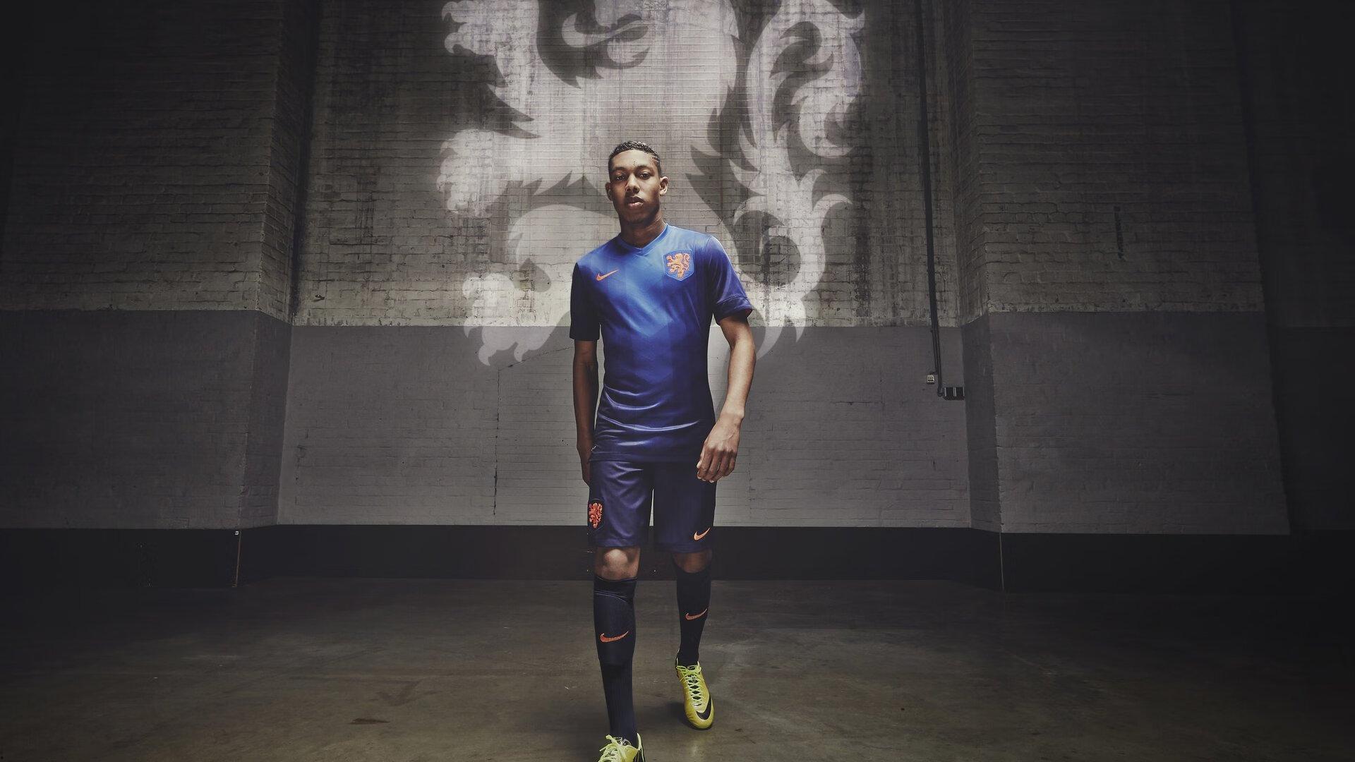 京城德比上演肉搏战 争议哨声不断险酿球场全武行